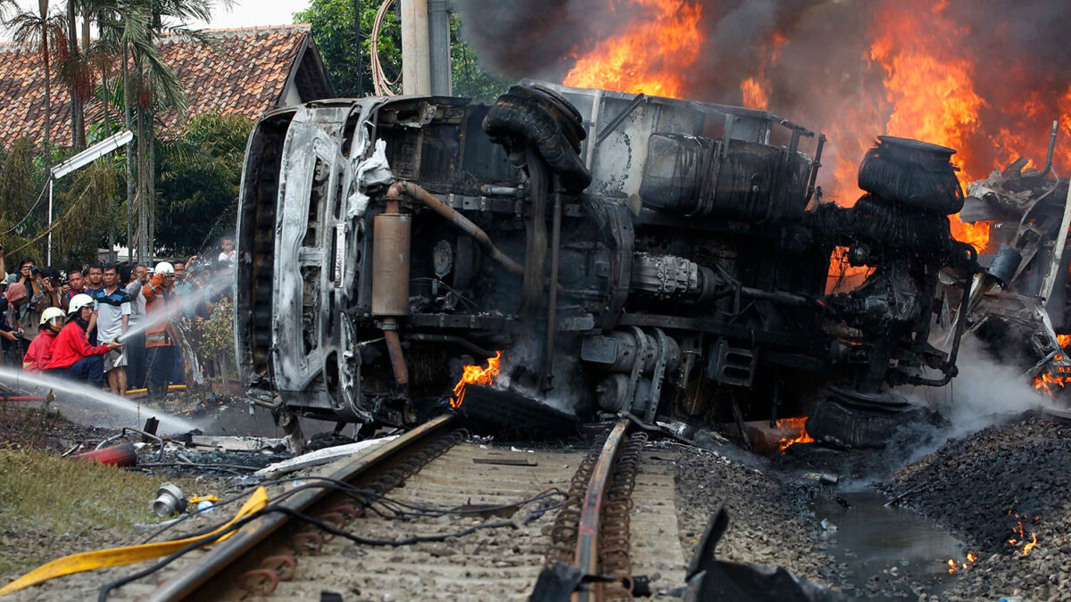 10 muertos en un accidente de tren en Indonesia