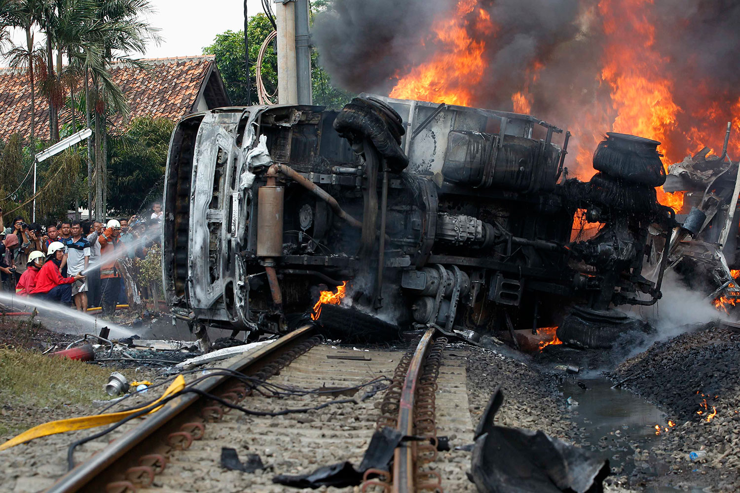 10 muertos en un accidente de tren en Indonesia