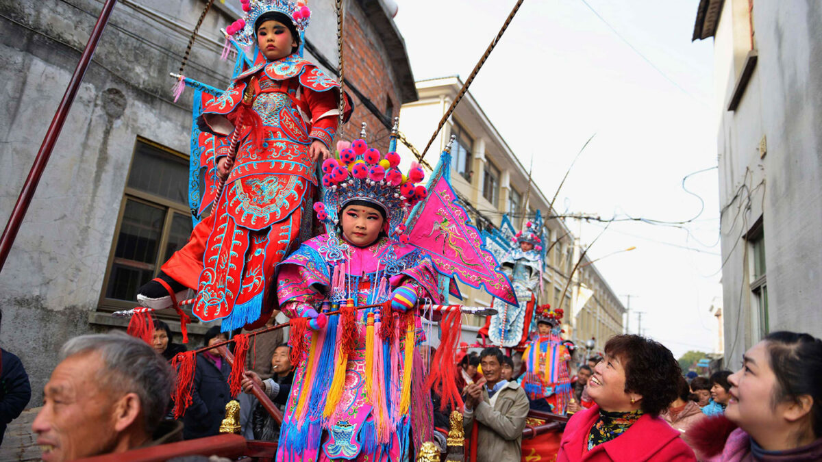 Los niños de Tianxin desfilan agradeciendo la cosecha y pidiendo suerte para el año nuevo