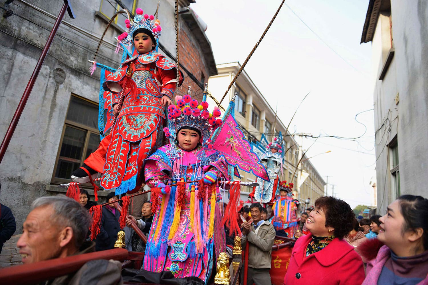 Los niños de Tianxin desfilan agradeciendo la cosecha y pidiendo suerte para el año nuevo