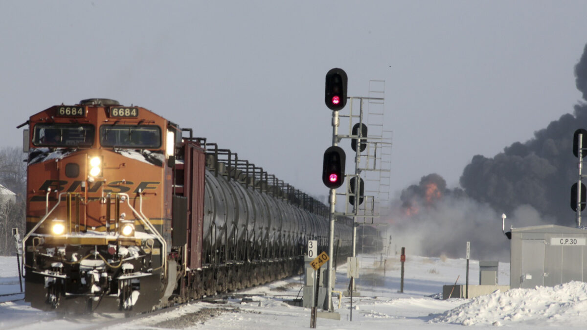 Extinguen con éxito y sin víctimas el incendio de los dos trenes de Dakota del Norte