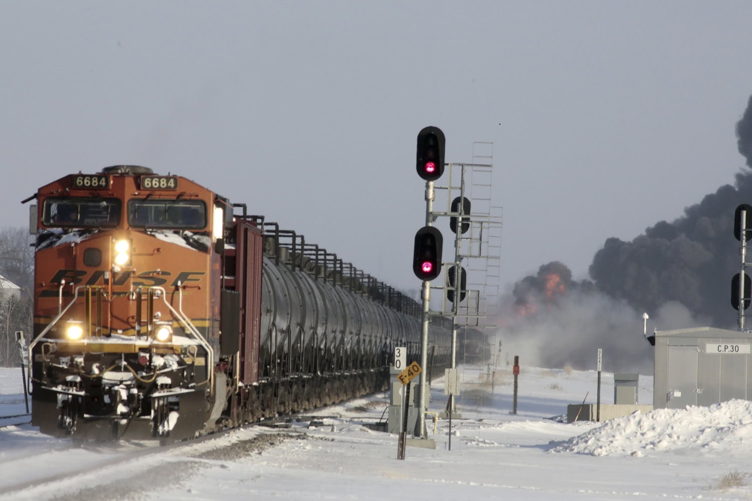 Extinguen con éxito y sin víctimas el incendio de los dos trenes de Dakota del Norte