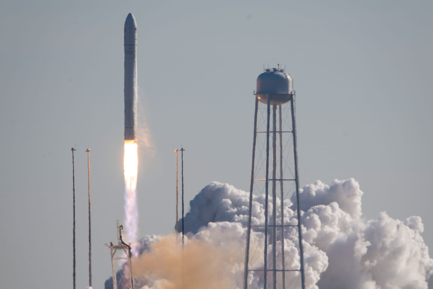 La NASA lanza el cohete Antares en una misión de reabastecimiento