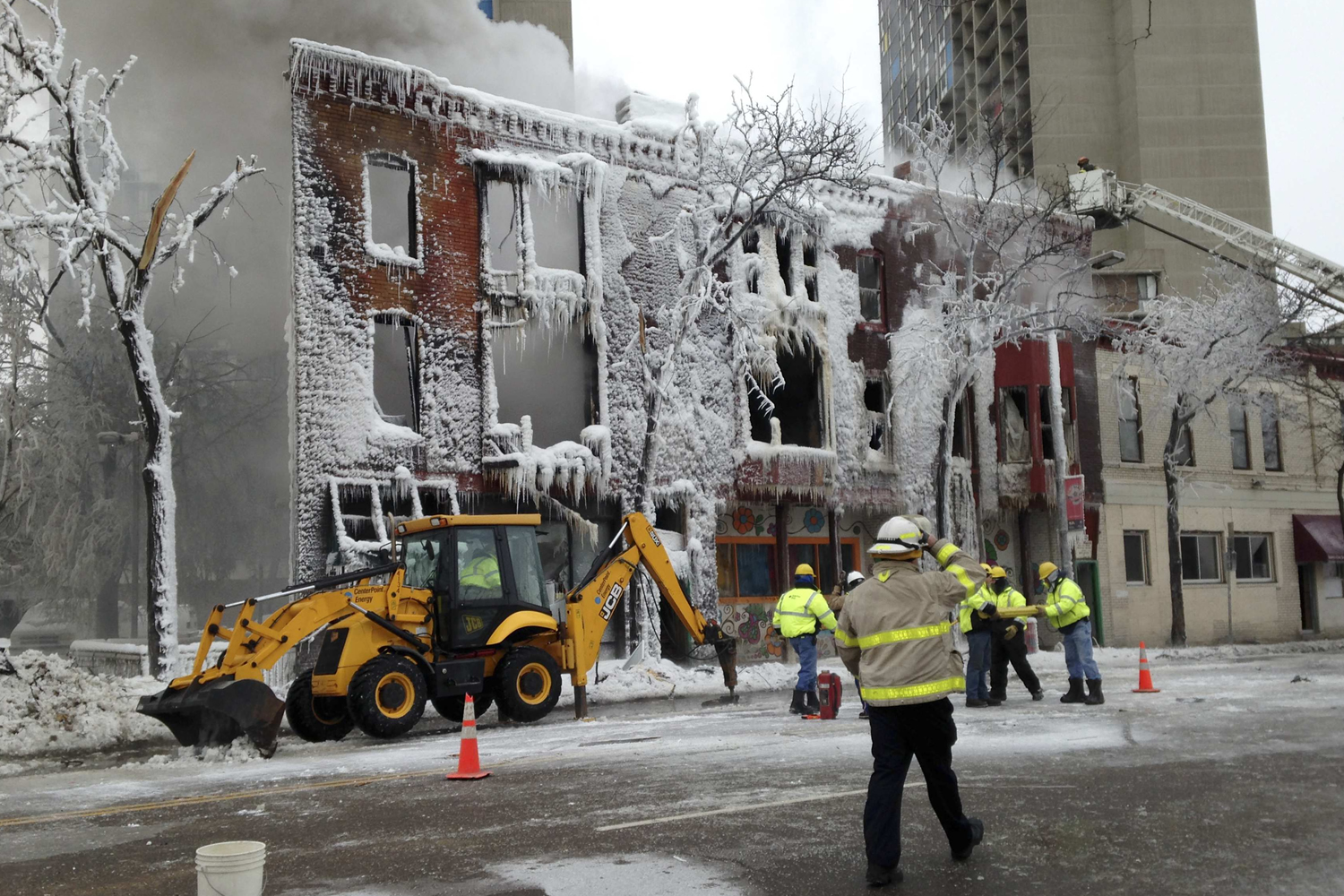 Explota, arde y se derrumba un edificio en Minneapolis