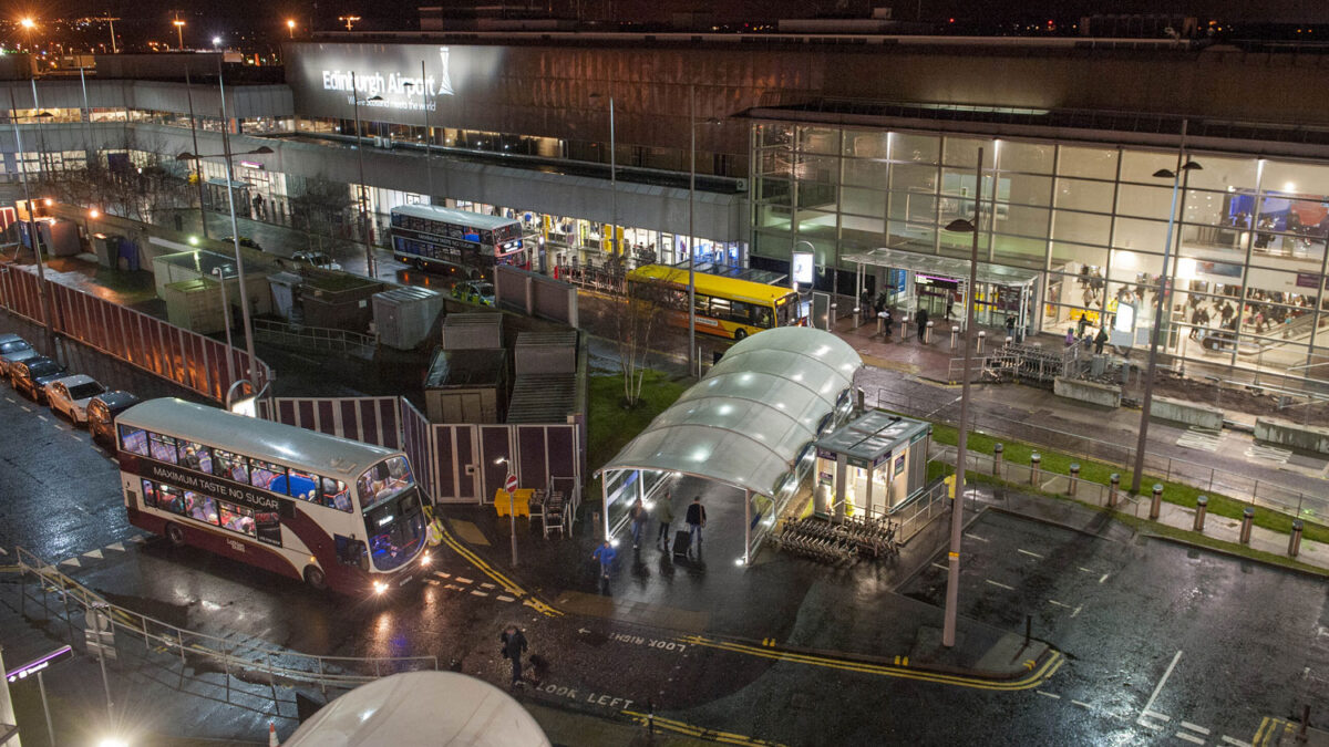 El aeropuerto de Edimburgo evacuado a causa de un paquete sospechoso.