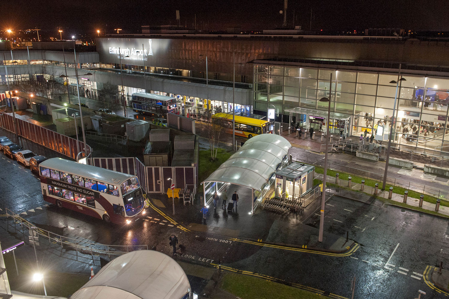 El aeropuerto de Edimburgo evacuado a causa de un paquete sospechoso.