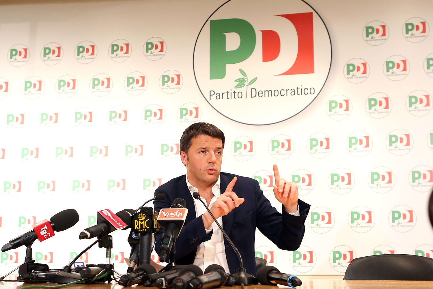 Renzi y Berlusconi presentan un proyecto para modificar la ley electoral