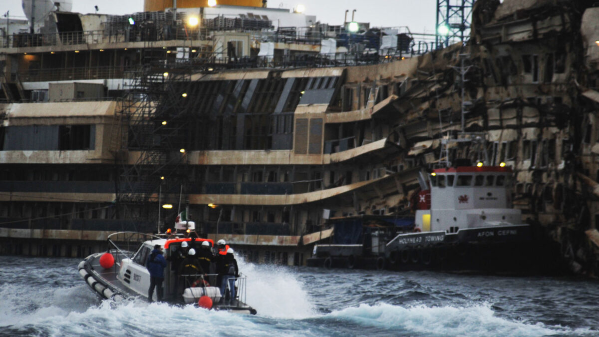 La defensa del capitán del Costa Concordia busca indicios más allá de los errores humanos