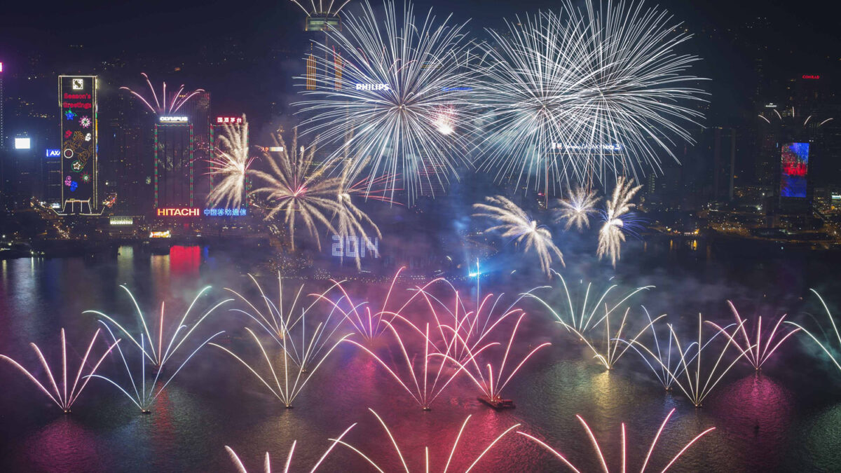 Espectacular sesión de fuegos artificiales para dar la bienvenida al 2014 en Hong Kong