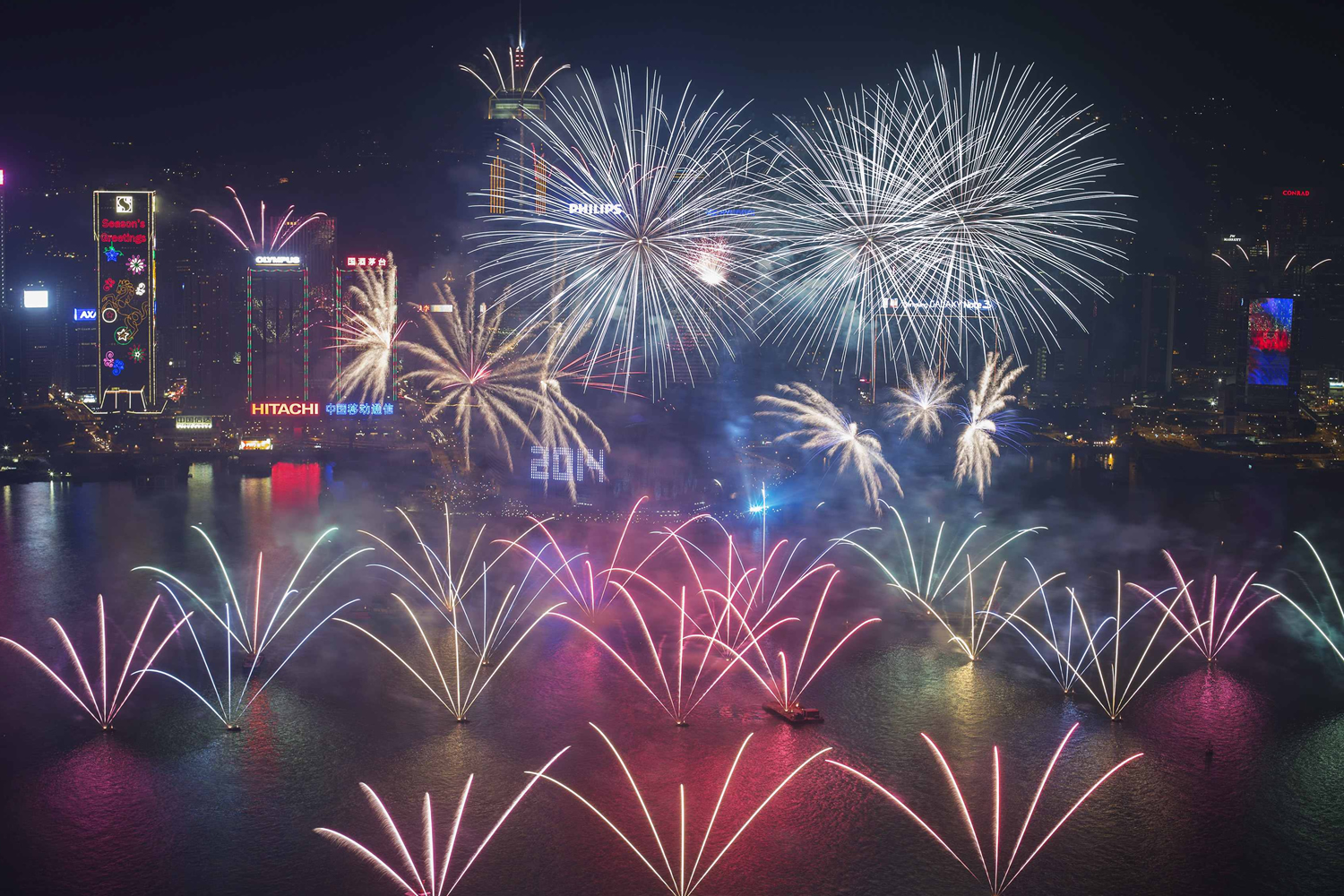 Espectacular sesión de fuegos artificiales para dar la bienvenida al 2014 en Hong Kong