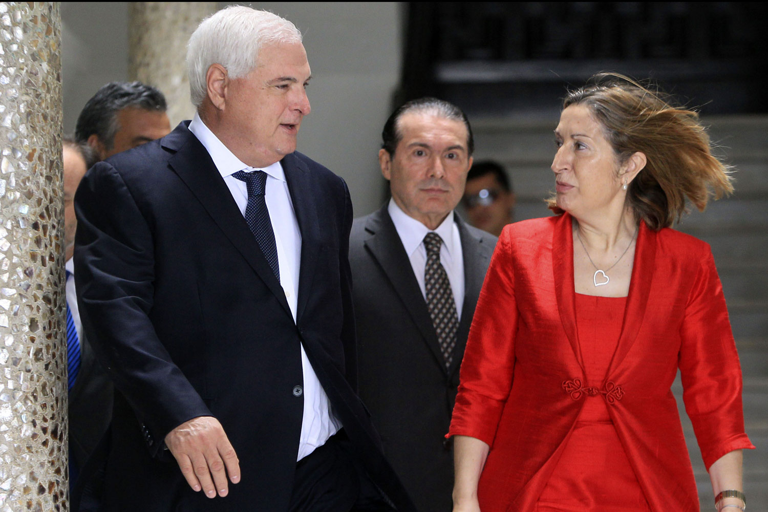 Ana Pastor logra un compromiso de diálogo con los implicados en el contrato de ampliación del canal