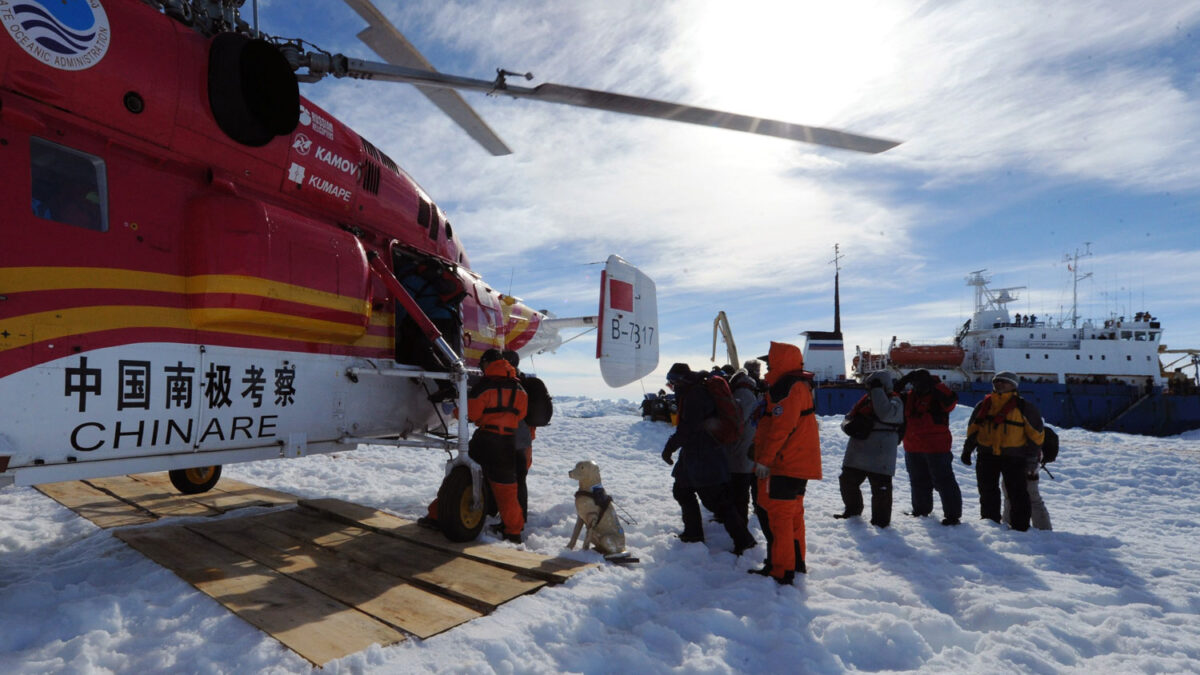 Evacuación en helicóptero de los científicos y turistas que estaban atrapados en el hielo.