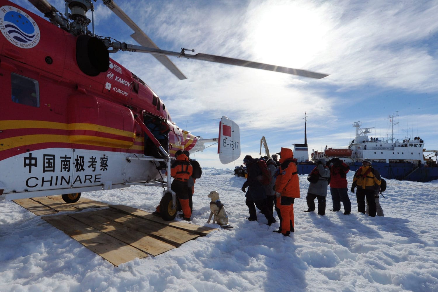 Evacuación en helicóptero de los científicos y turistas que estaban atrapados en el hielo.