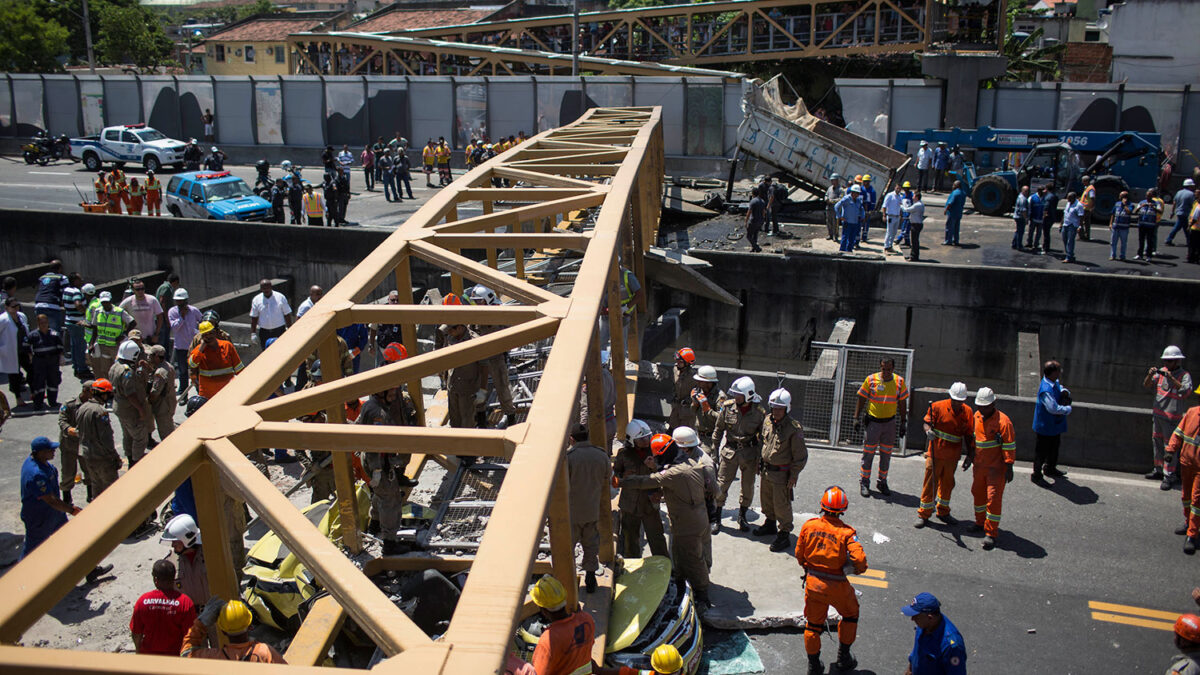 Mueren 4 personas y otras 5 resultan heridas al derrumbarse una pasarela en Río de Janeiro