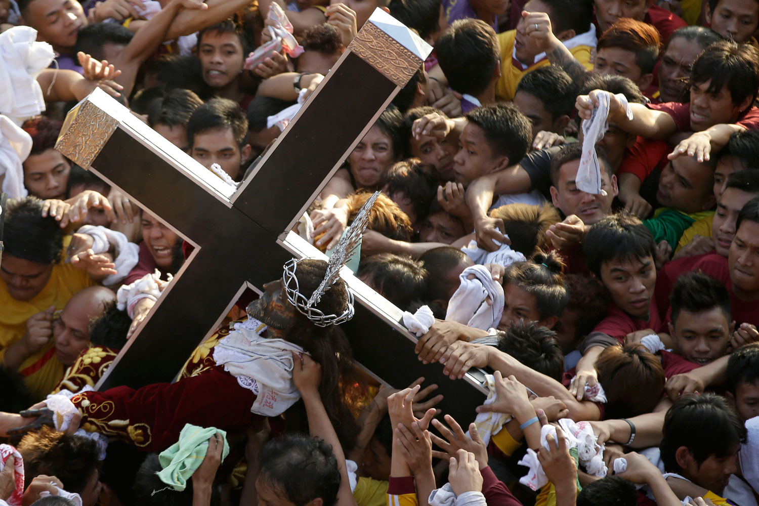 Procesión para rezar por las víctimas del tifón Haiyan