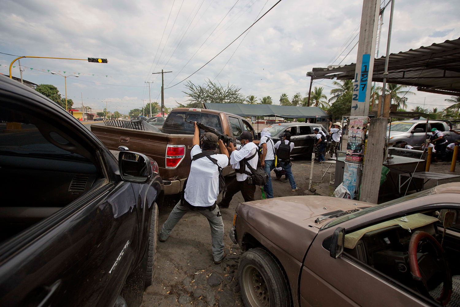 Autodefensas se enfrentan a narcos en México y avanzan hacia el corazón de los Templarios