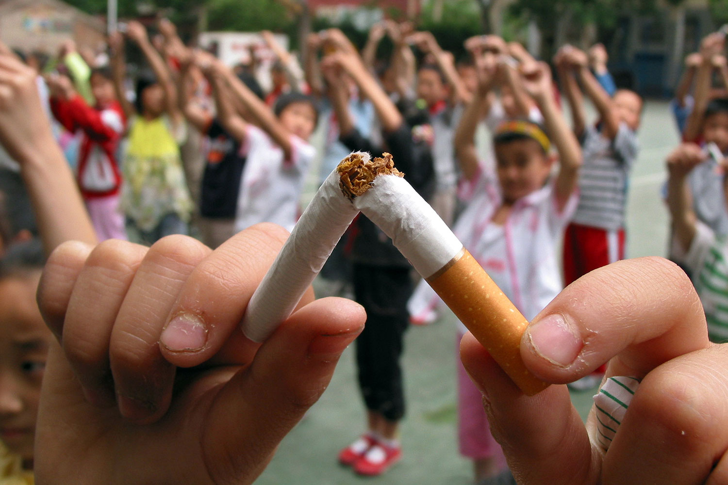 China prohíbe fumar en los colegios y obliga a crear áreas de fumadores en las universidades