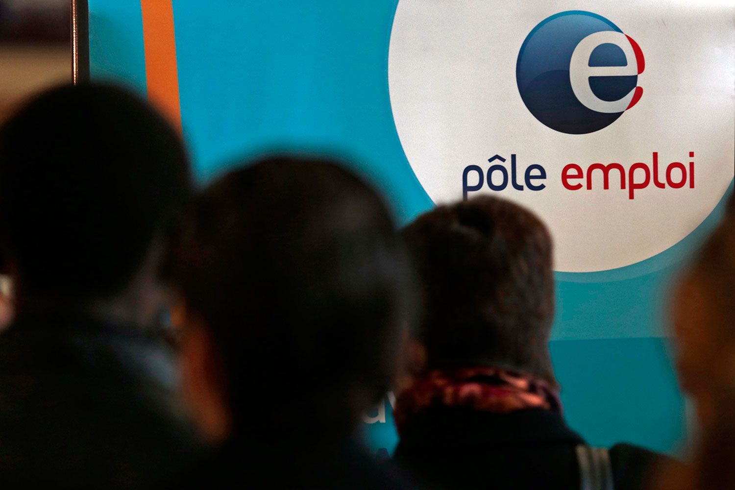 Francia despide 2013 con un récord histórico de desempleados: 3.303.200 personas