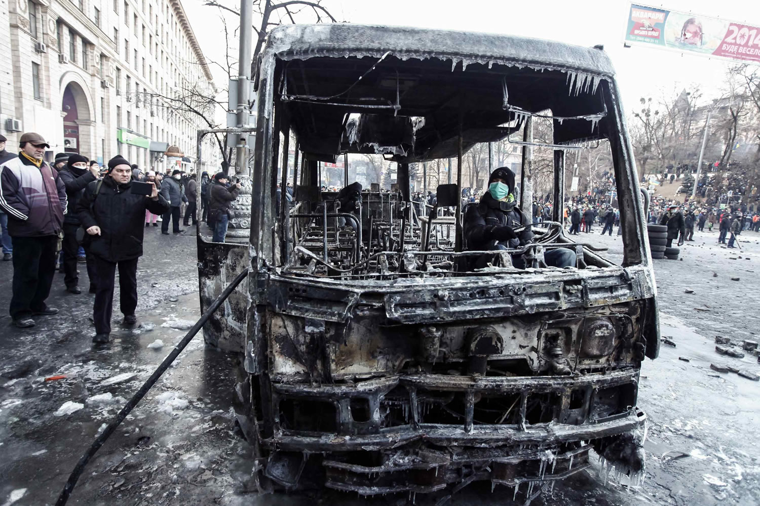La segunda jornada de violencia en Ucrania enfrente a la Policía y a los manifestantes