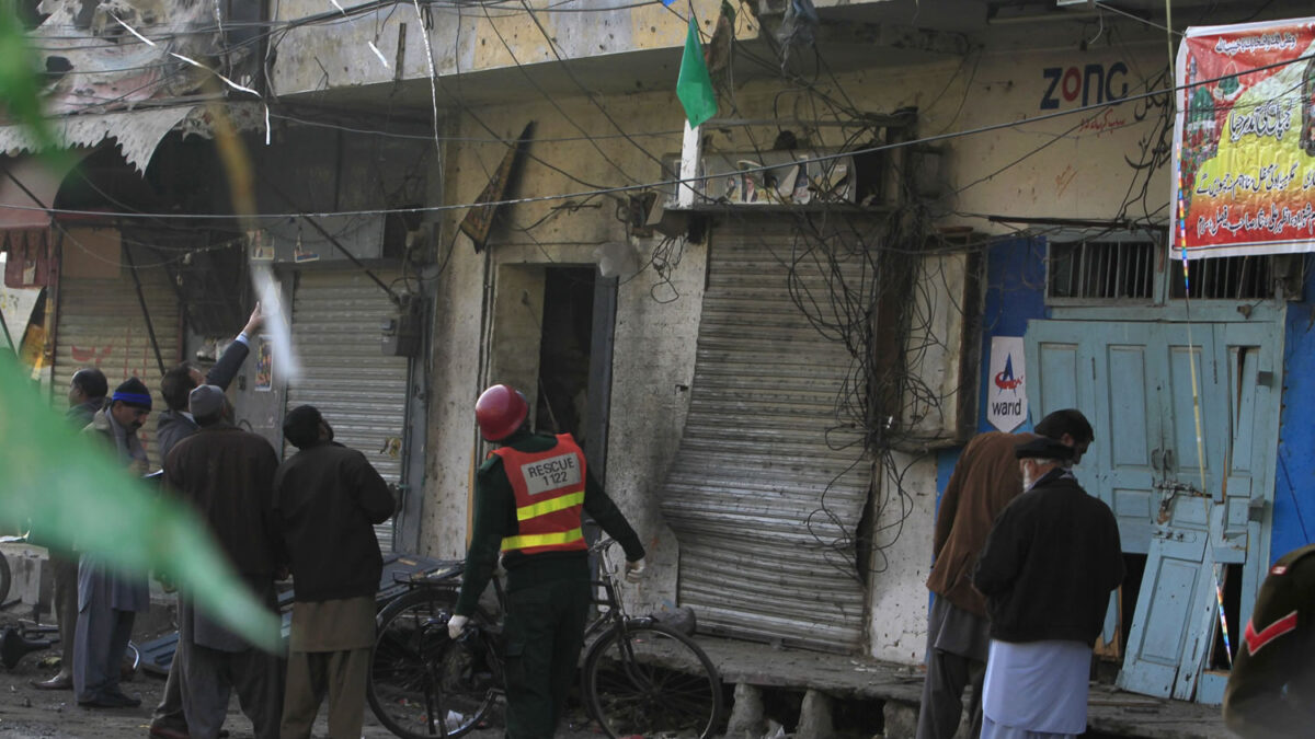 Un terrorista suicida se inmola en un céntrico bazar en Pakistán dejando 13 muertos