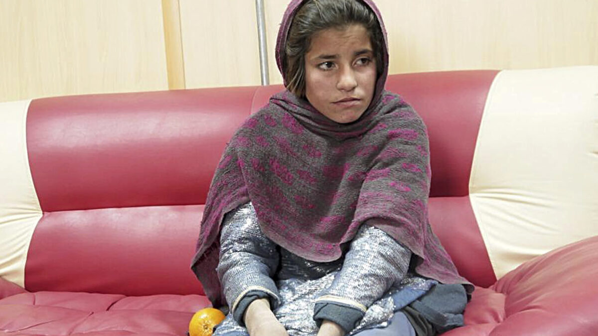 Una niña de 10 años se entrega y abandona la misión talibán de inmolarse contra la policía