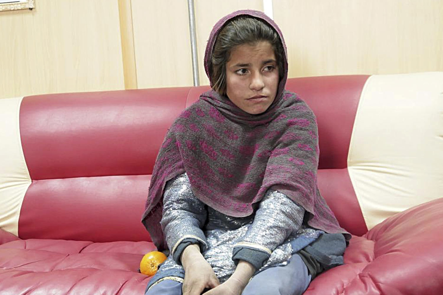 Una niña de 10 años se entrega y abandona la misión talibán de inmolarse contra la policía