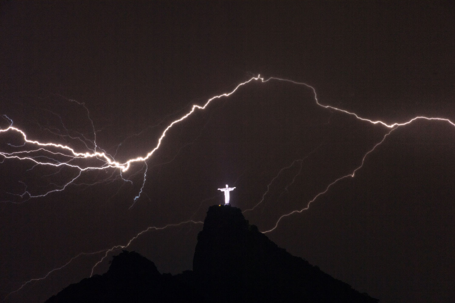 Truenos y relámpagos se ciernen sobre el Cristo Redentor del Cerro de Corcovado, en Río de Janeiro