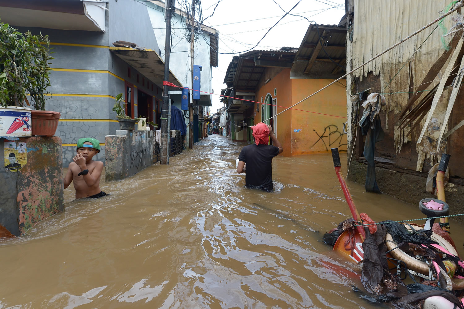 Diez personas han muerto y más de 64.000 han sido evacuadas por las inundaciones en Yakarta