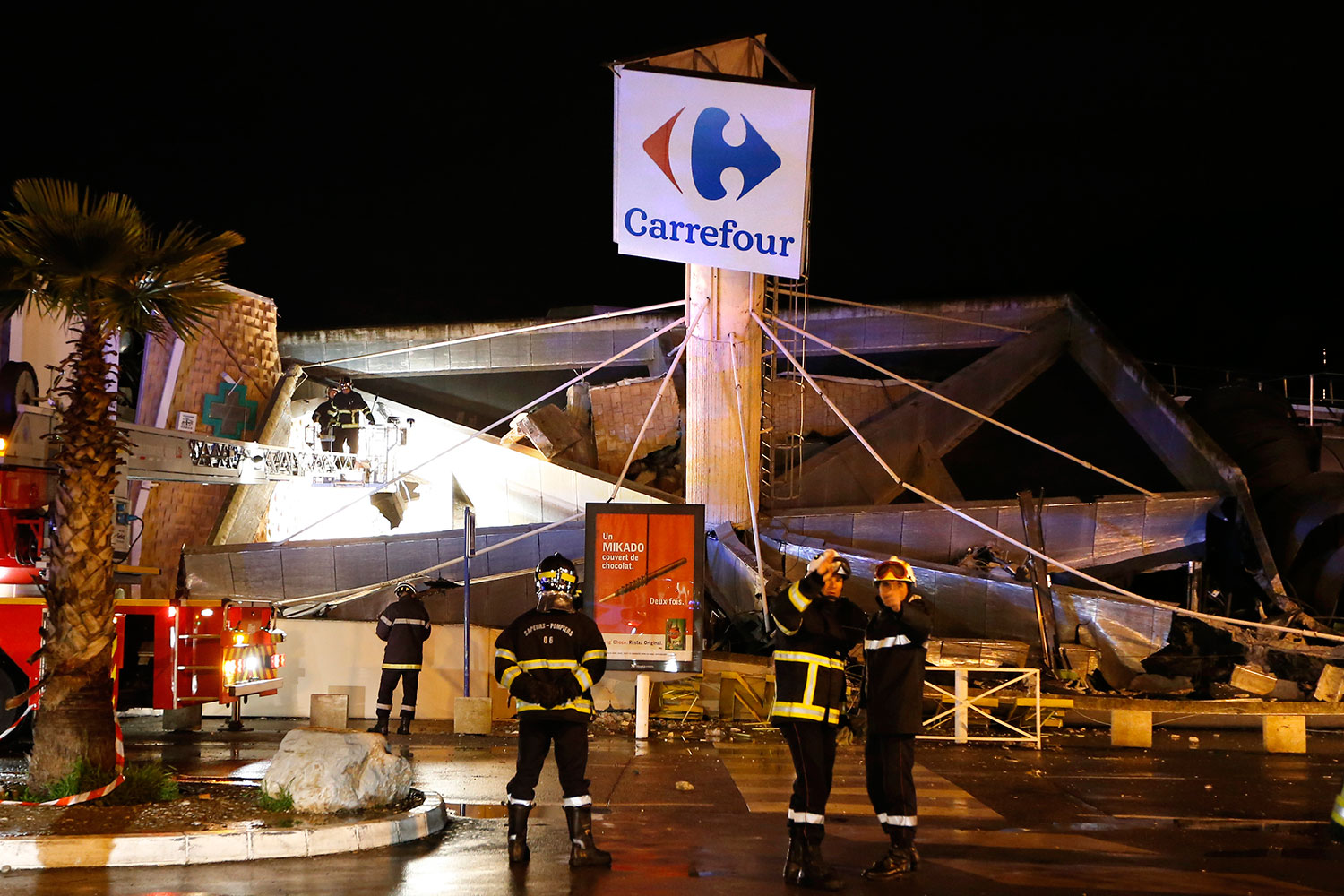 Dos personas heridas y tres desaparecidas tras venirse abajo el techo de un supermercado en Niza
