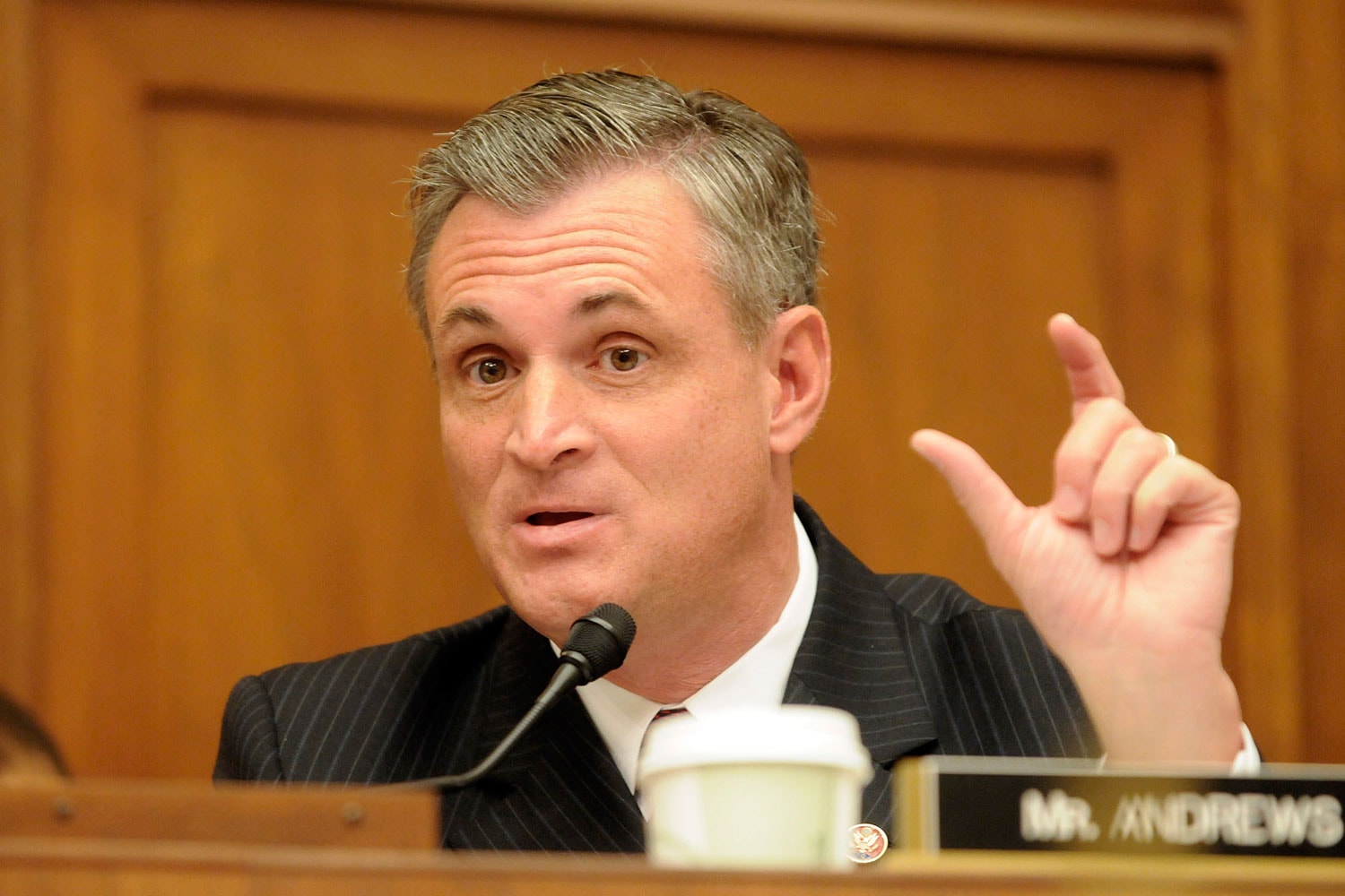 Renuncia el congresista Robert E. Andrews tras más de 600 proyectos de ley no aprobados