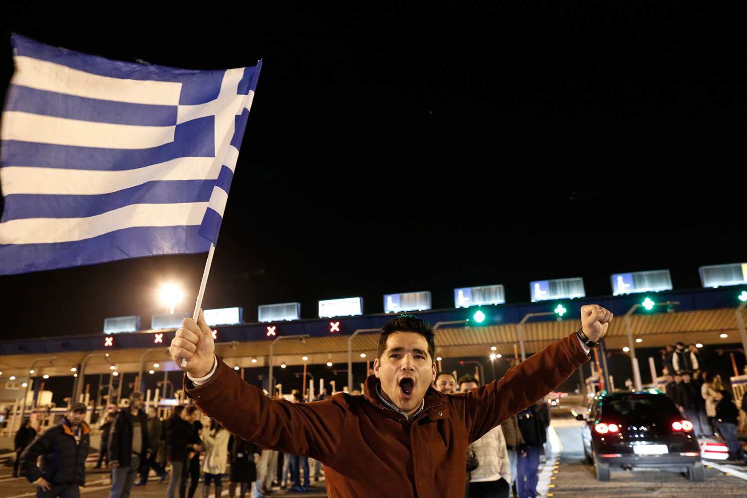 Alrededor de 500 personas incendian las cabinas de peaje en Grecia ante la subida de los precios