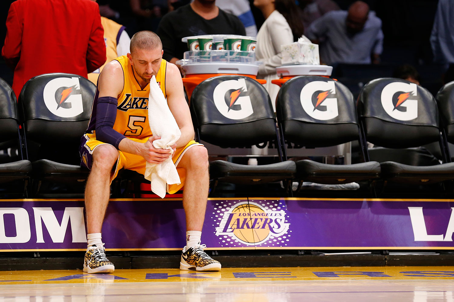 Los Lakers pierden seis partidos seguidos e igualan su peor racha de derrotas.