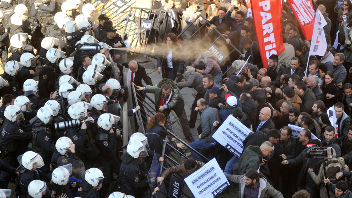 Manifestantes turcos piden la liberación de oficiales encarcelados por planear un golpe de estado