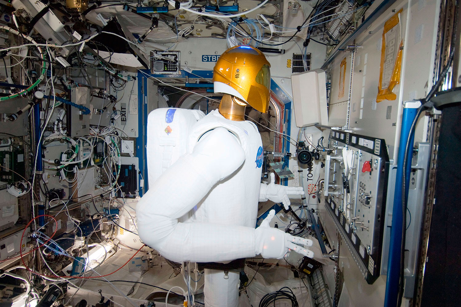 La NASA entrena a un robot humanoide para que ejerza como médico de urgencias en la ISS