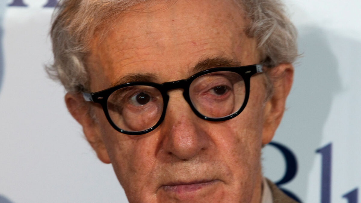 La hija adoptiva de Woody Allen lo acusa de abuso sexual