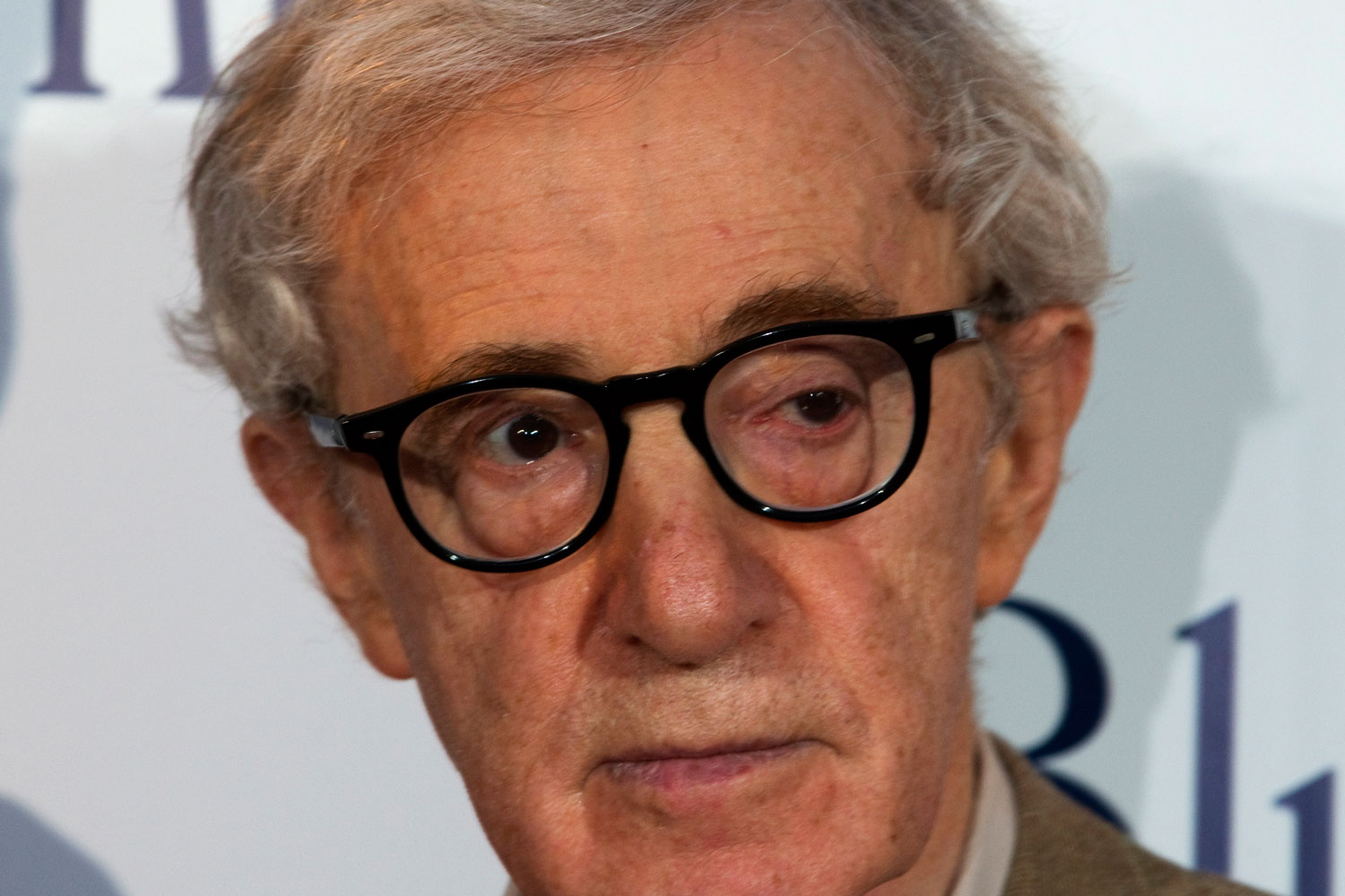 La hija adoptiva de Woody Allen lo acusa de abuso sexual