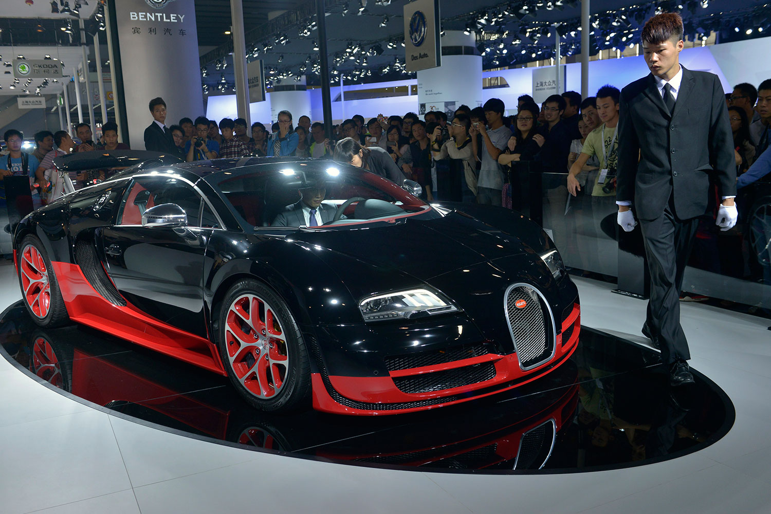 La marca Bugatti vende un Veyron por 2,13 millones de euros.