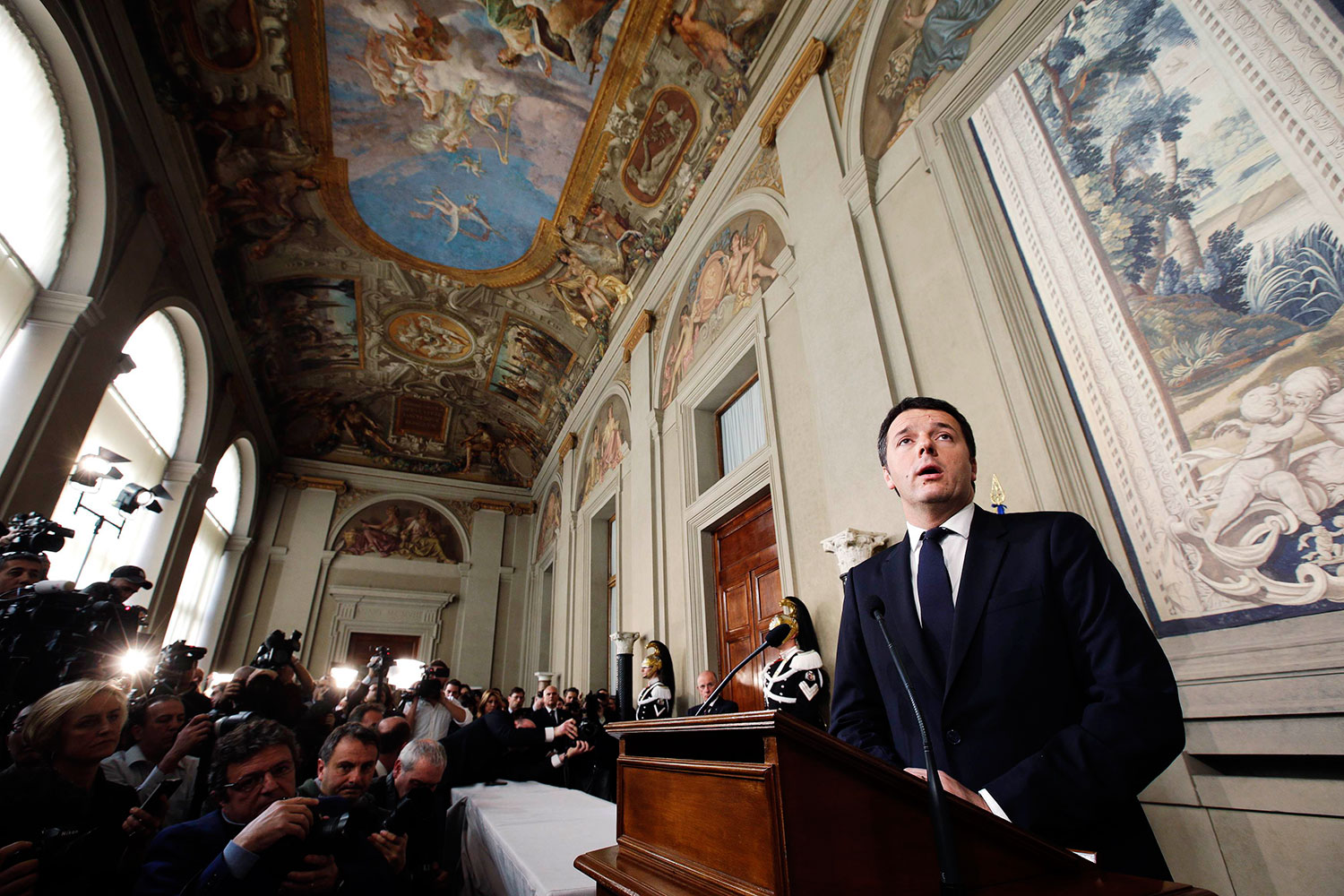 Renzi acepta "con reservas" el encargo del Presidente de la Repúlblica de formar nuevo gobierno