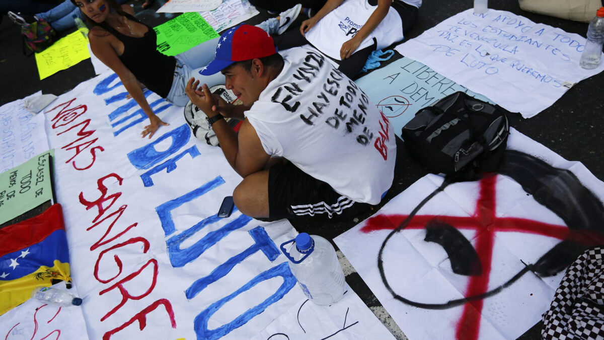 Calma tensa y luto en Venezuela por los asesinados y heridos en los tiroteos a manifestantes