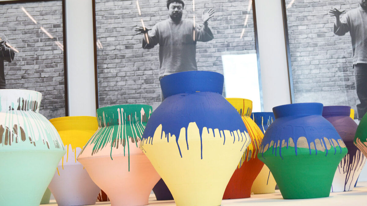 Un artista destruye un jarrón de Ai Weiwei en Miami