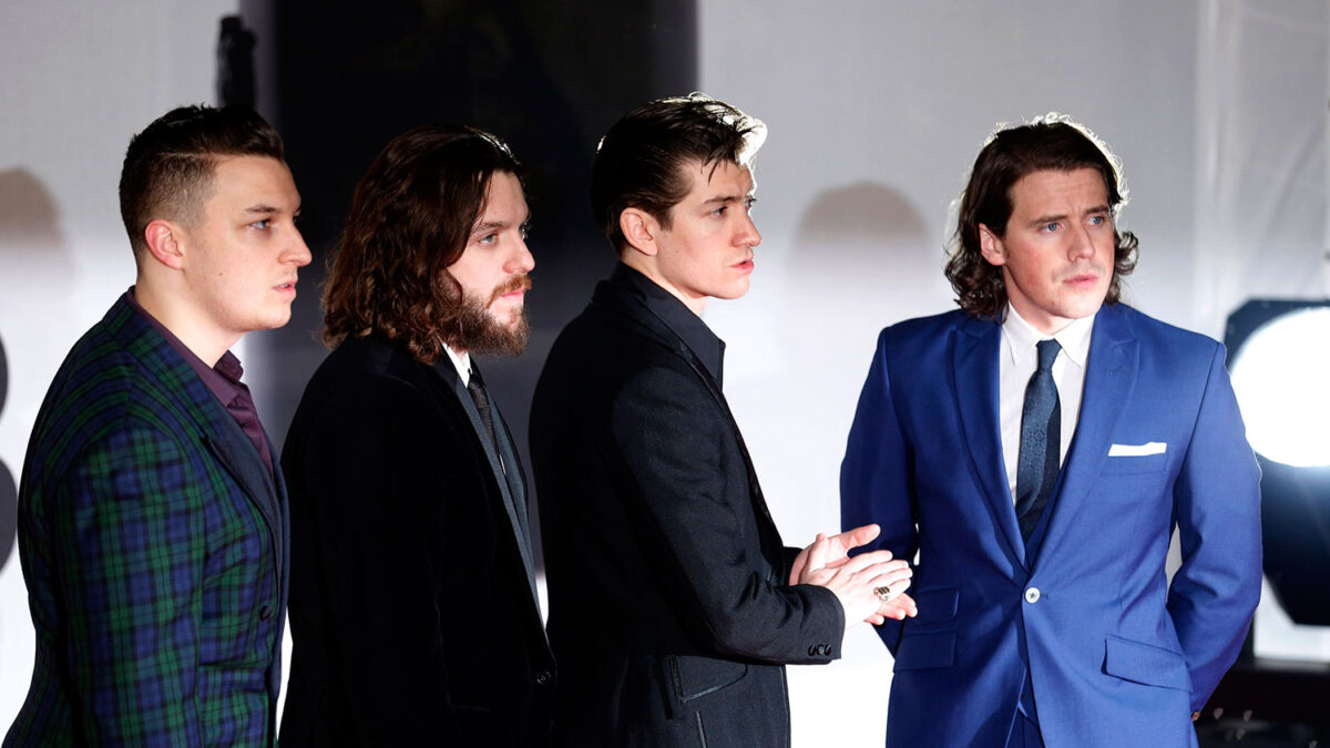 Arctic Monkeys y David Bowie arrasan en los premios Brit Awards