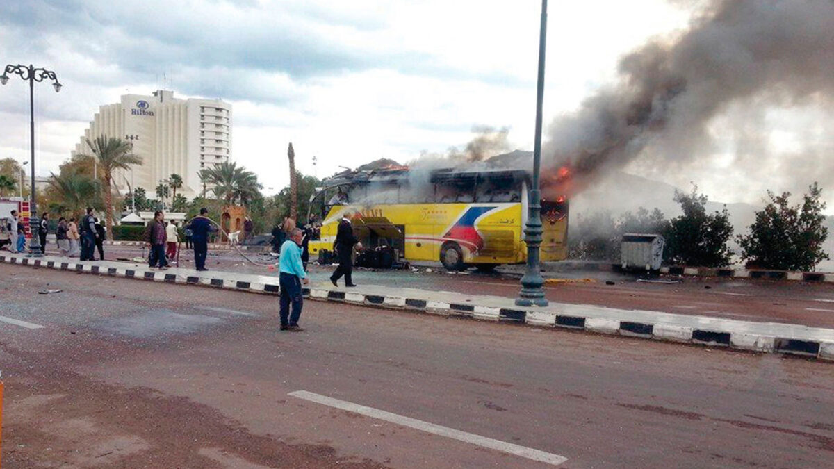 Mueren 3 turistas surcoreanos en una explosión de un autobús en Egipto.