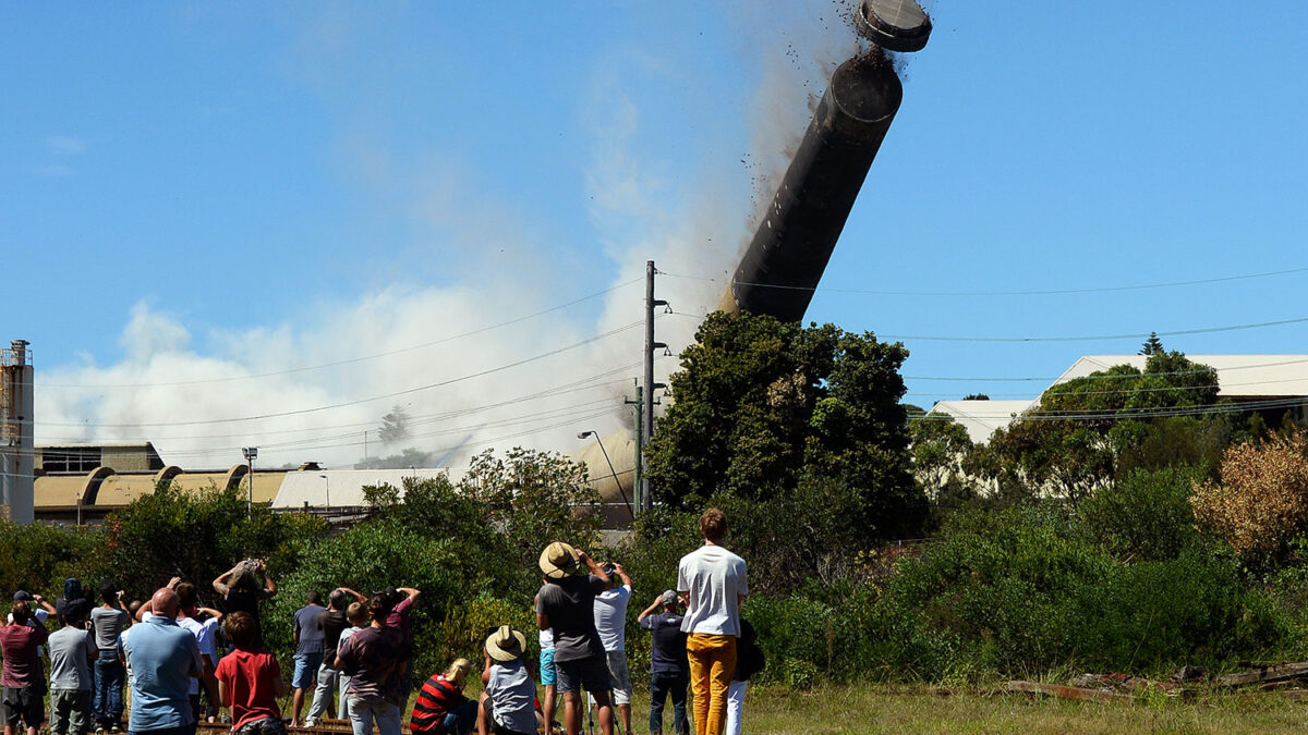 Miles de personas se reúnen para ver la explosión de un chimenea de 200 metros de alto.