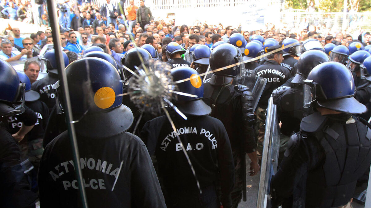 Bruselas continúa sus exigencias a Chipre y provoca protestas