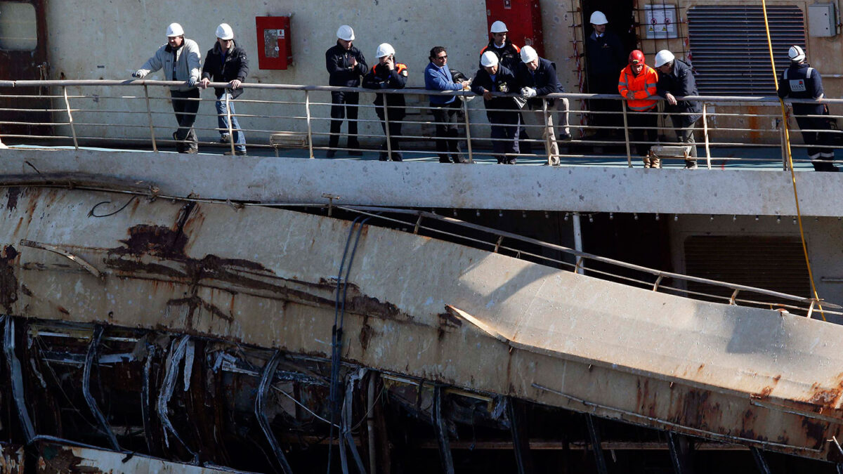 El capitán del Costa Concordia regresa al crucero en busca de evidencias como parte del juicio