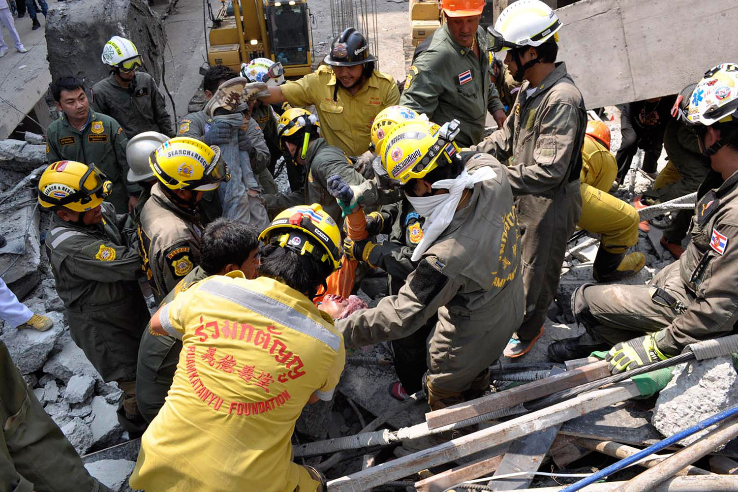 Mueren 11 personas tras derrumbarse un Hospital cerca de Bangkok