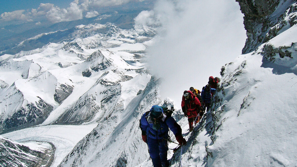 Escalar el monte Everest costará 8.000 euros a partir de esta primavera