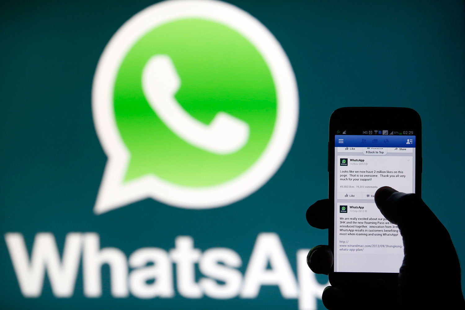 Facebook compra WhatsApp por 19.000 millones de dólares.