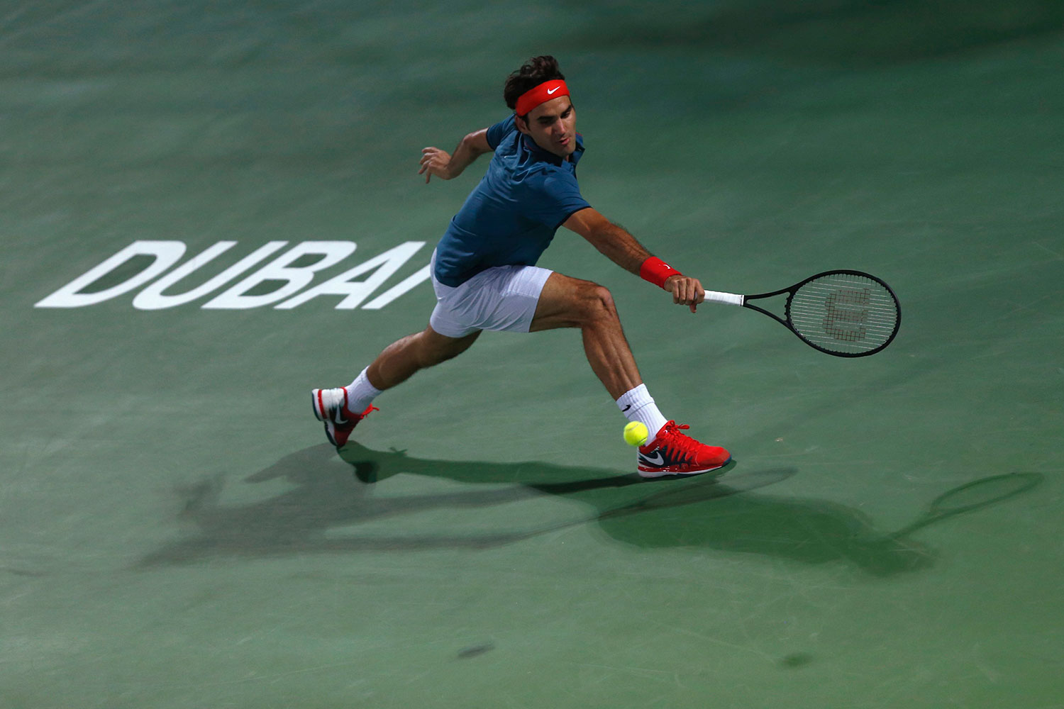 Federer pasa la primera ronda del torneo de Dubai