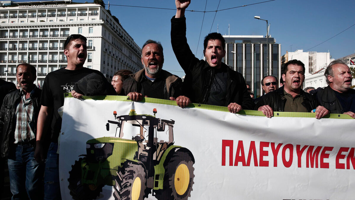 Unos 4.000 agricultores griegos protestan contra el aumento de impuestos sobre ingresos agrícolas